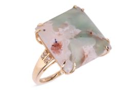 A chalcedony ring in 9ct yellow gold, consisting of a square cabochon of a bluish-green chalcedony o