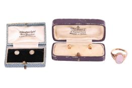 An agate-set signet ring, in 9ct yellow gold, size R, together with two cased sets of dress studs, o