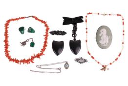 A mixed group of jewellery items comprising a pearl and carnelian bead necklace, with a 9ct gold bee