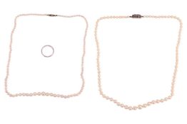 A small group of jewellery items comprising a court-shaped wedding band in white metal stamped 'Pt',