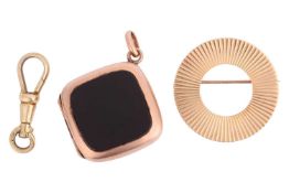 Three jewellery items; A yellow metal lobster clip, stamped 585, 2.0 grams; A '14K' textured yellow 