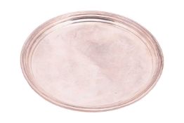 A plain silver waiter, by Walker & Hall, Birmingham 1947, of round form with moulded rim, 20.5 c