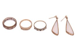 A group of 9ct gold jewellery, to include a synthetic ruby and colourless sapphire eternity ring in 