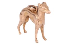 A greyhound charm in 9ct gold, with suspension loop, 2.5 cm wide, 6.5 grams.