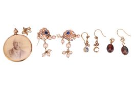 A group lot of jewellery items comprising a 9ct gold locket pendant, a pair of pearl-set drop earrin