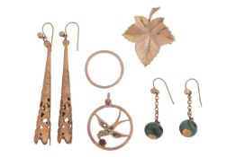 A small group of jewellery items, to include; an ivy leaf brooch, hallmarked 9ct, weight 2.6 grams; 