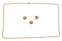 Three Edwardian shirt studs in 18ct yellow gold, Chester 1908; together with a 59.0 cm long twisted 