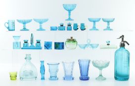 29 Teile blaues und grünes Glas.