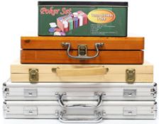 4 Backgammon-Spiele und Poker-Set. 