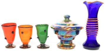 3 Becher, Vase und Bonboniere im Art Deco-Stil.