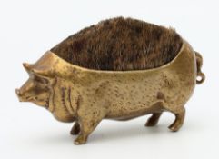 Federabstreicher in Form eines Wildschweines. 