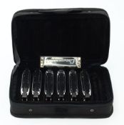 Set von 7 Mundharmonikas, Hohner. 