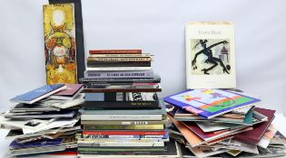 Großer Posten Broschüren, Kataloge und Flyer zum Thema Kunst. 