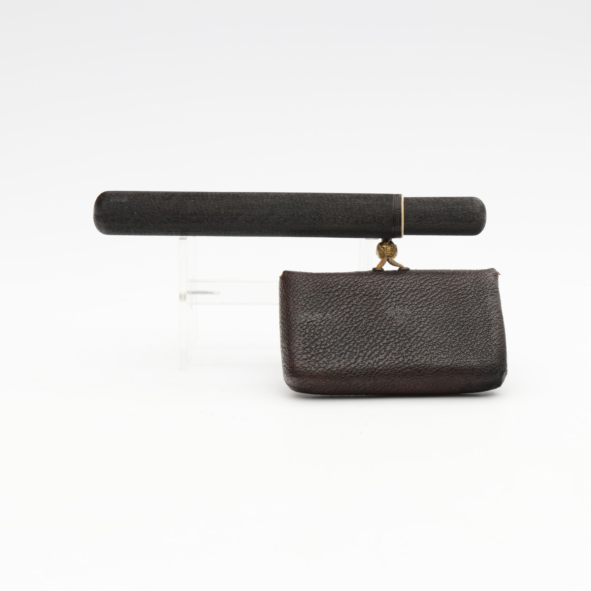 Japan, a tobacco pouch with lacquered-wood pipe case, Meiji period (1868-1912), - Bild 3 aus 4