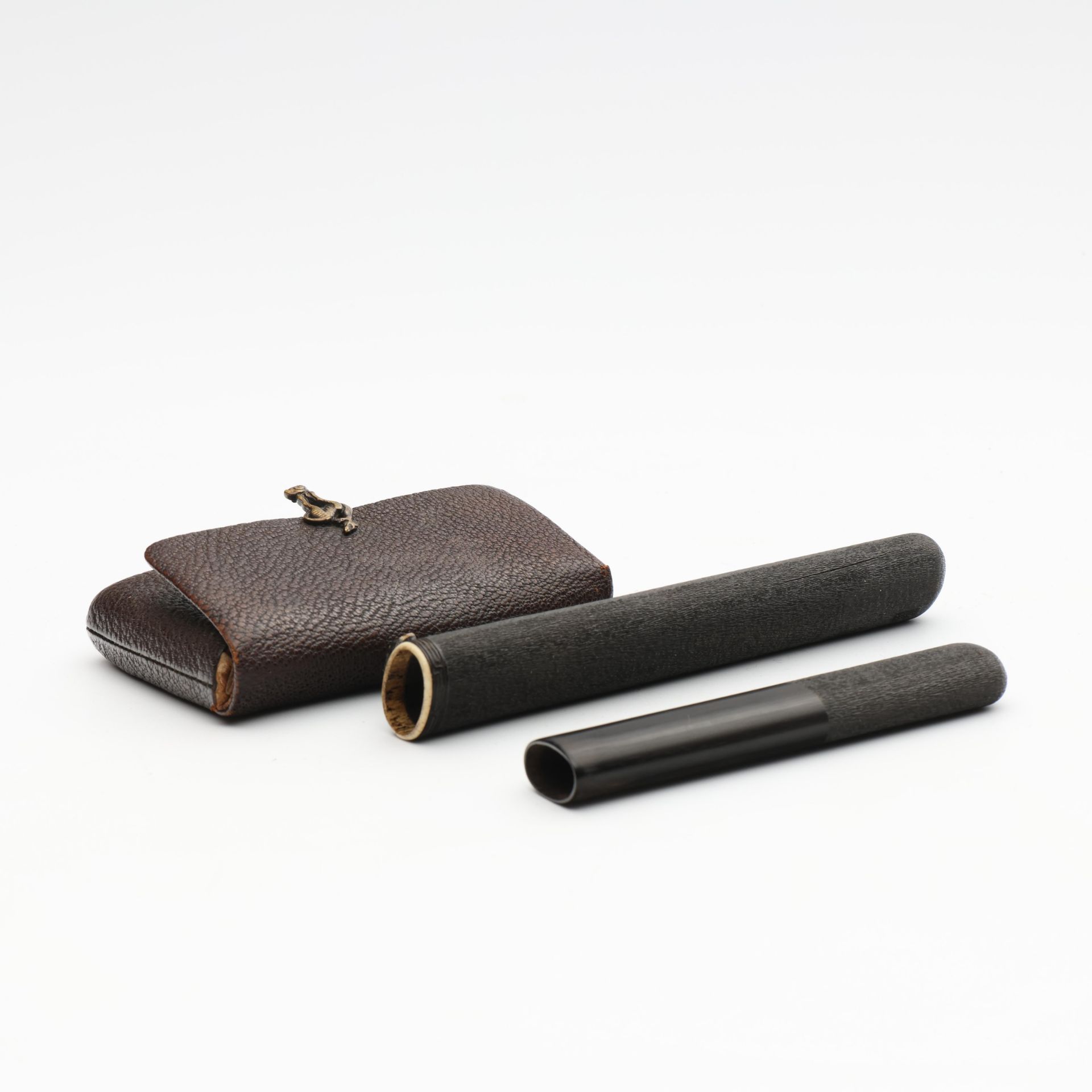 Japan, a tobacco pouch with lacquered-wood pipe case, Meiji period (1868-1912), - Bild 4 aus 4