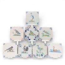 Delft, acht polychroom geschilderde aardewerk tegels, 17e eeuw;