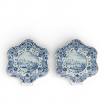 Delft, een paar blauwwit aardewerken gelobde schotels, gemerkt weduwe Van den Briel voor 't Fortuyn,