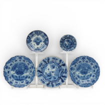 Delft, een collectie blauwwit aardewerken borden en schoteltjes, 18e eeuw,
