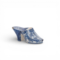 Delft, een blauwwit aardewerken model van een schoen, begin 18e eeuw,