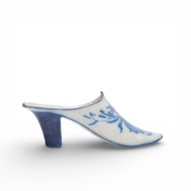 Delft, een blauwwit aardewerken model van een slipper, 18e eeuw,