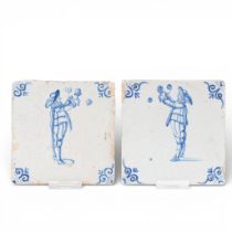 Delft, twee blauw wit aardewerk tegels, 18e eeuw;