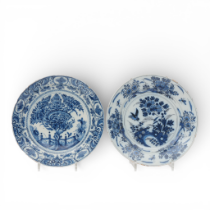Delft, twee blauwwit aardewerken Chinoiserie borden, een gemerkt Cornelis Brouwer voor De Witte Ster