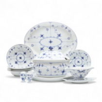 Royal Copenhagen, een blauwwit porseleinen serviesgedeelte, ca. 1923,