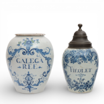Delft, twee blauwwit aardewerken tabakspotten en een koperen deksel, 18e eeuw,