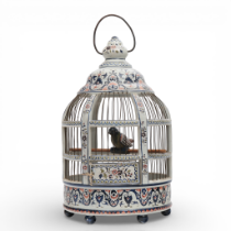Delft, een Imari gedecoreerde aardewerken vogelkooi, 19e eeuw,