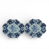 Delft, een paar blauwwit aardewerken schotels, 18e eeuw,