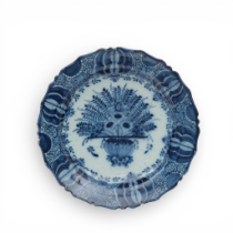 Delft, een blauwwit aardewerken pauwenschotel, gemerkt voor De Lampetkan, 18e eeuw,