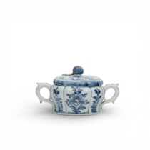 Delft, een blauwwit aardewerken boterpot, 18e eeuw,