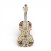Italië, een faience model van een viool, 19e eeuw,