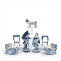 Delft, een collectie blauwwit aardewerken figuurstukjes, 19e eeuw en later,