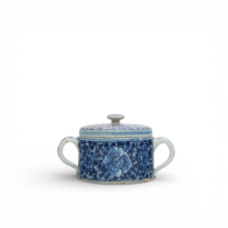 Delft, een blauwwit aardewerken boterpot, 18e eeuw,