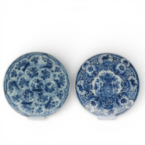Delft, twee blauwwit aardewerken pannenkoekenbordjes, 18e eeuw,