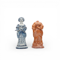Friesland, een blauwwit aardewerken figuur van een dame, laat 18e eeuw,