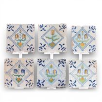 Delft, zes polychroom geschilderde aardewerk tegels, 17e eeuw;