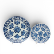Delft, een blauwwit aardewerken schotel en een bord, 18e eeuw,