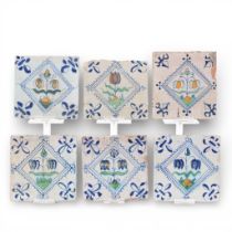 Delft, zes polychroom geschilderde aardewerk tegels, 17e eeuw;
