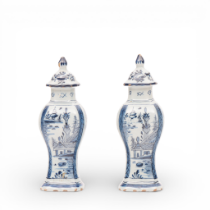 Delft, een paar blauwwit aardewerken miniatuurvazen, 18e eeuw,