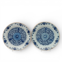 Delft, een paar blauwwit aardewerken schotels, 18e eeuw,