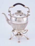 Teekanne auf Rechaud, London um 1900.