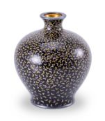 Kl. Cloisonné-Vase "Schmetterlinge", wohl Japan um 1900.