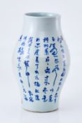 Vase mit Schriftzügen, China wohl 18. Jh.