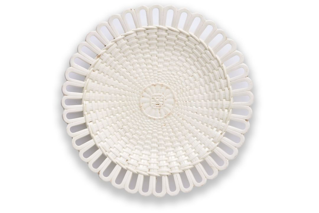 Teller in Korbflechtrelief, Wedgwood 1855. - Bild 1 aus 4
