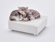 Zwei Katzen auf Hocker, Meissen 2000.
