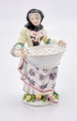Frau mit Blumenkorb/ Steckvase, Meissen um 1750.