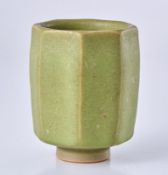 Studiokeramik Horst Kerstan: Kl. achteckige Vase, wohl um 1980.