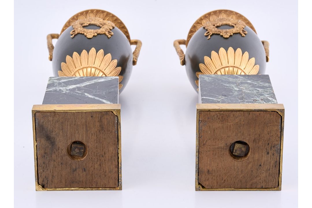 Paar Henkelvasen, Empire-Stil, wohl Anf. 20. Jh. - Bild 6 aus 6
